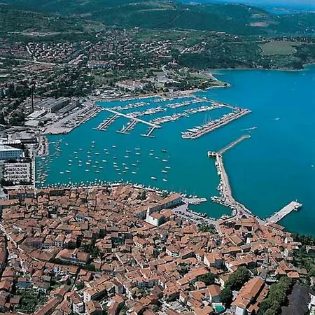 Magenta, Terrace, Free Parking Apartment Izola